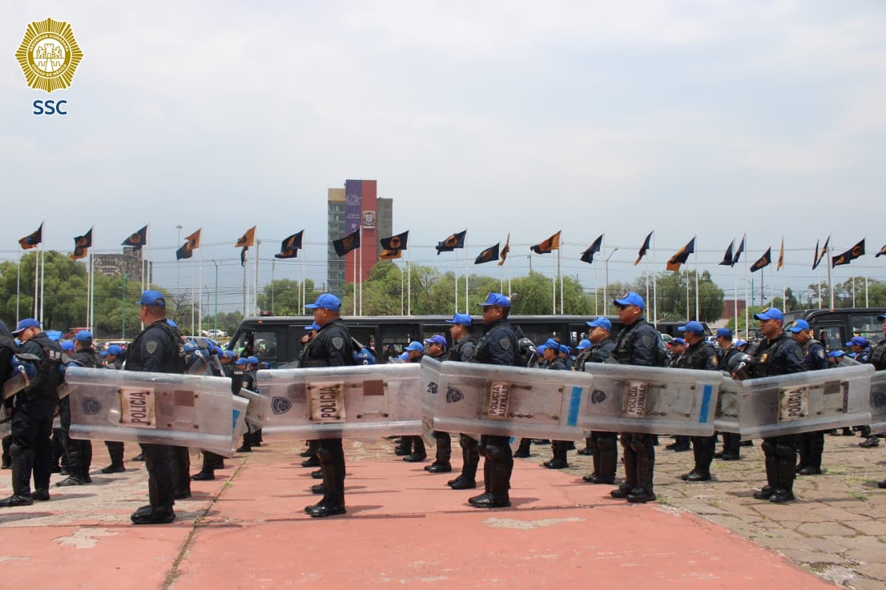 Agentes de la policía se preparan con escudos antidisturbios para el operativo de seguridad en el Estadio Olímpico Universitario ante el encuentro entre Pumas y Cruz Azul. (X/ @SSC_CDMX)