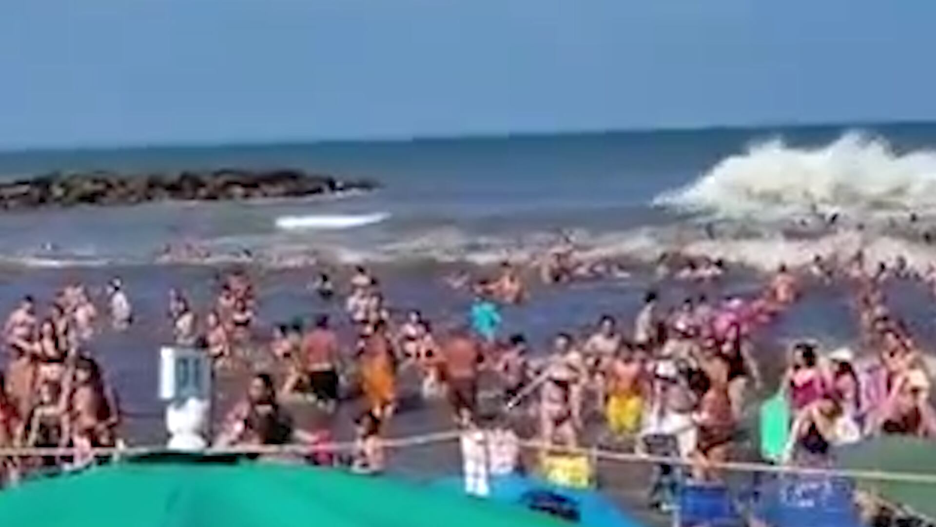 Un muerto y 35 heridos por una ola gigante que impactó en Santa Clara del Mar y Mar del Plata Un muerto y 35 heridos por una ola gigante que impactó en Santa Clara del Mar y Mar del Plata