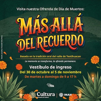 Cartel verde con el texto Más allá del recuerdo, flores naranjas, velas encendidas, hojas de maguey e información de horarios y fechas