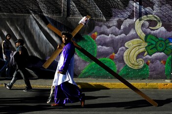 Nazarenos realizan recorridos en calles