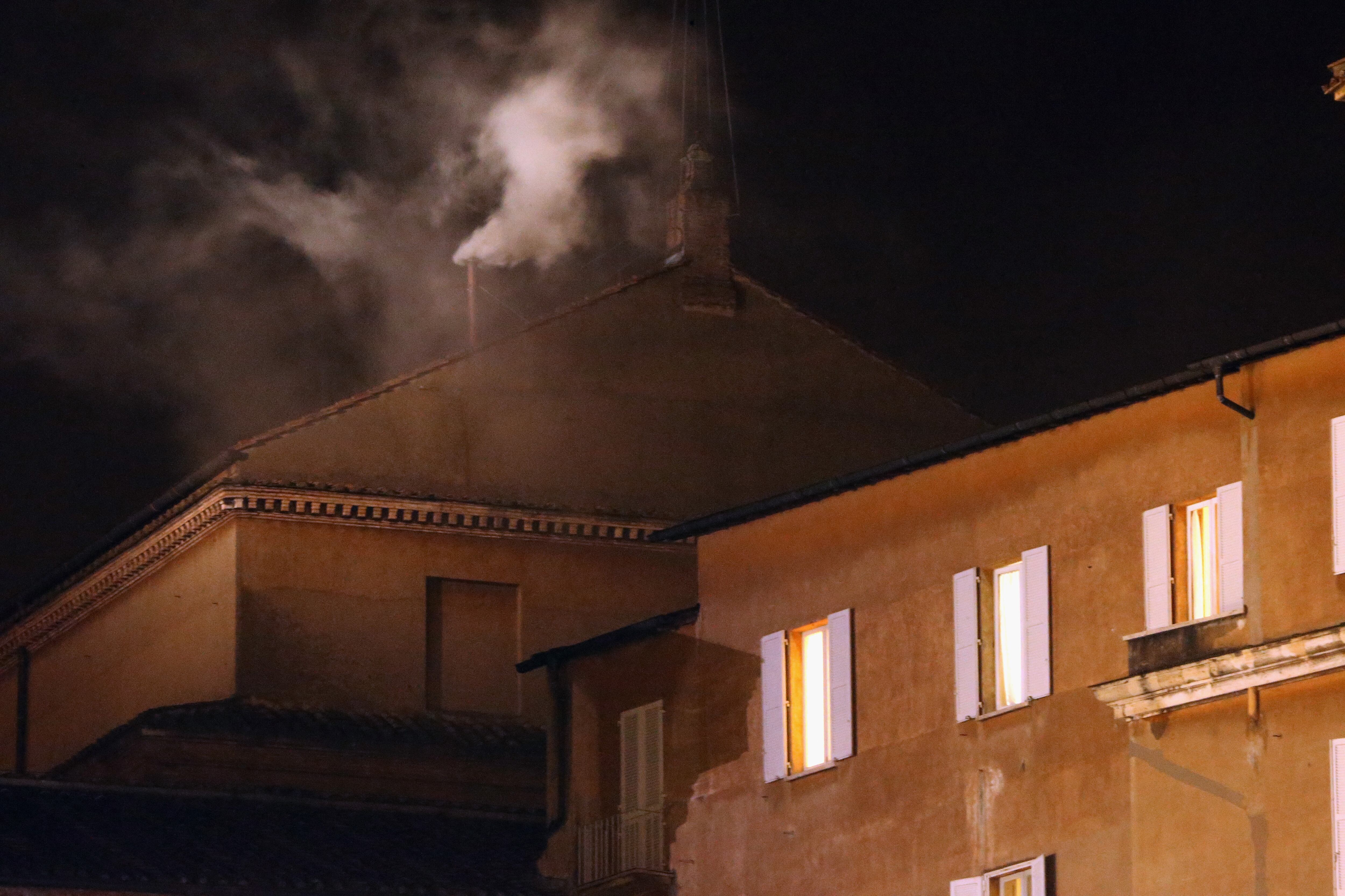 Fumata blanca en El Vaticano. El mundo aún no lo sabe, pero un argentino acaba de ser elegido Papa