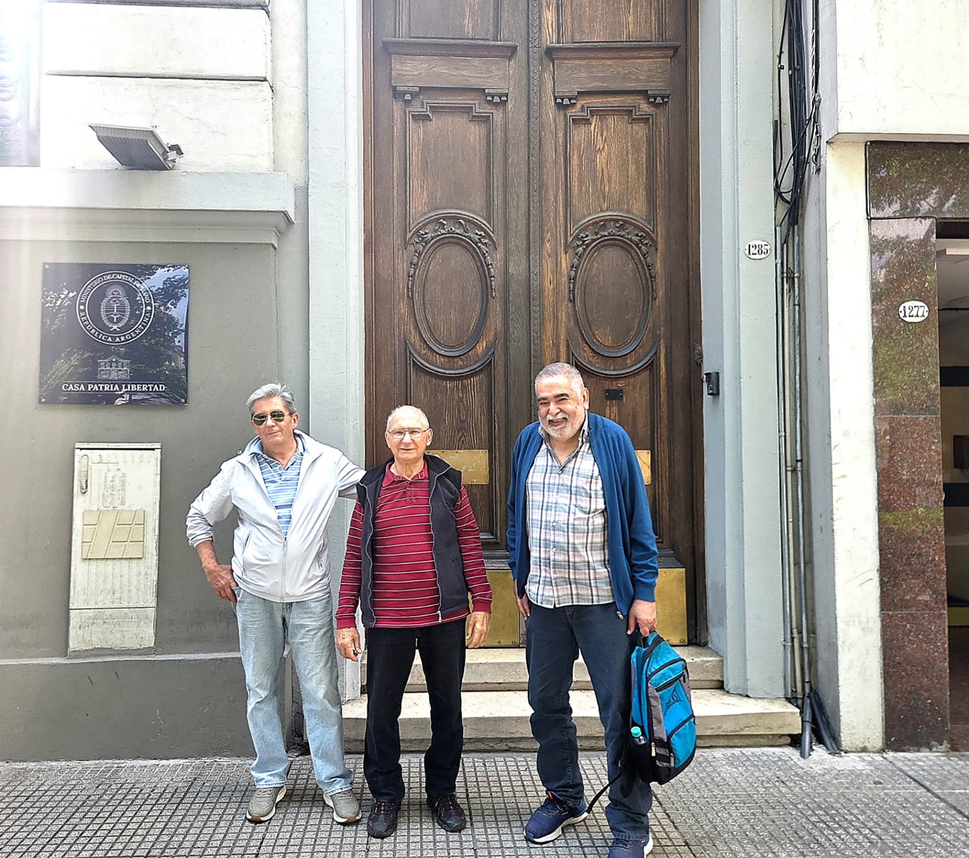 Tres integrantes del Movimiento de Trabajadores Desocupados +30 años de aportes ante la puerta cerrada de una sede del Ministerio de Capital Humano
