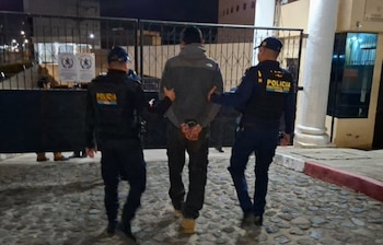 24/10/2026 Dos miembros de la Policía Nacional Civil de Guatemala detienen a hombre en Quetzaltenango.
POLITICA
POLICÍA NACIONAL CIVIL DE GUATEMALA