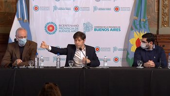 Axel Kicillof junto a su