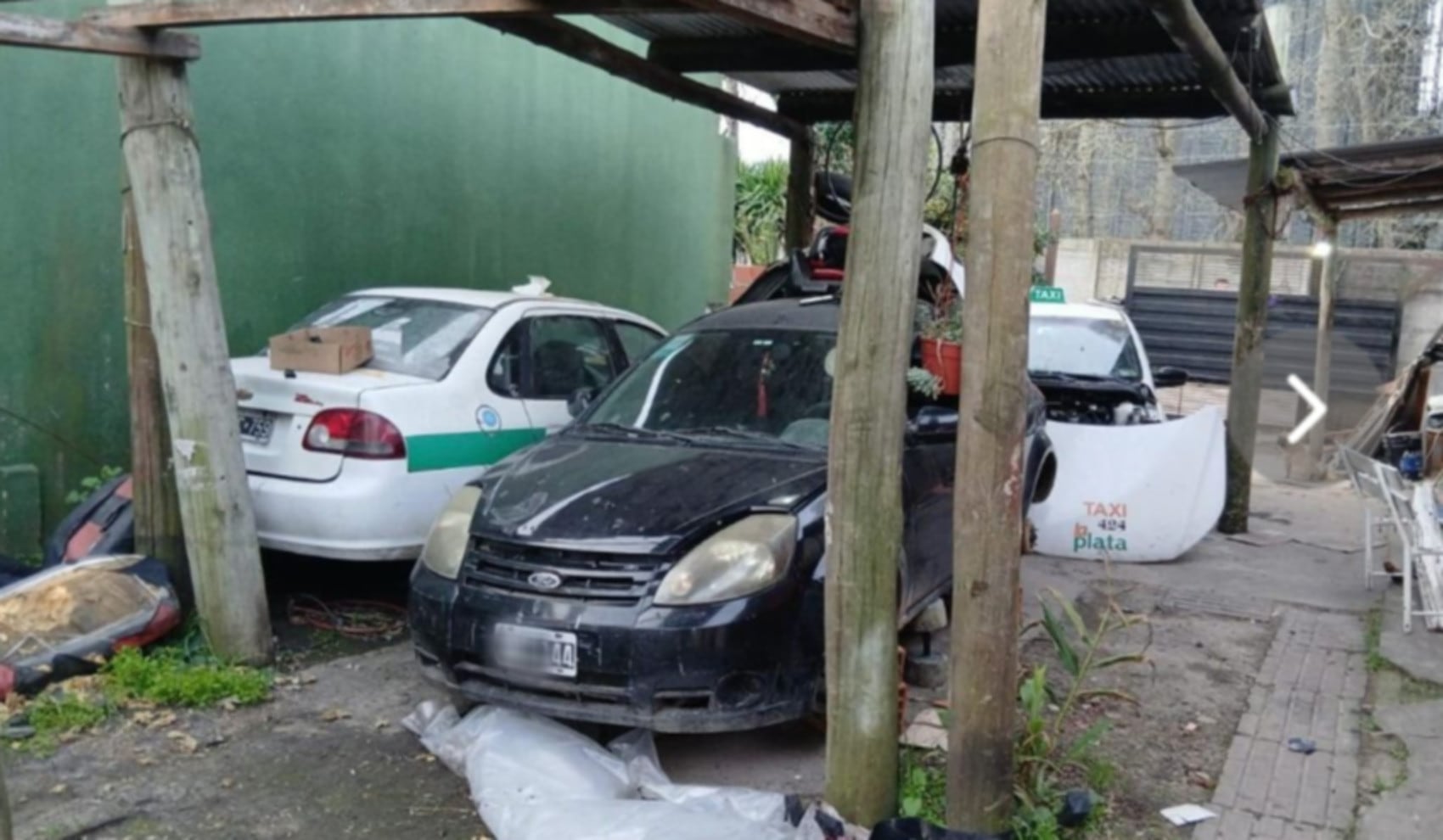 Un taller mecánico clausurado en Melchor Romero, La Plata, alberga vehículos robados y autopartes (El Día)