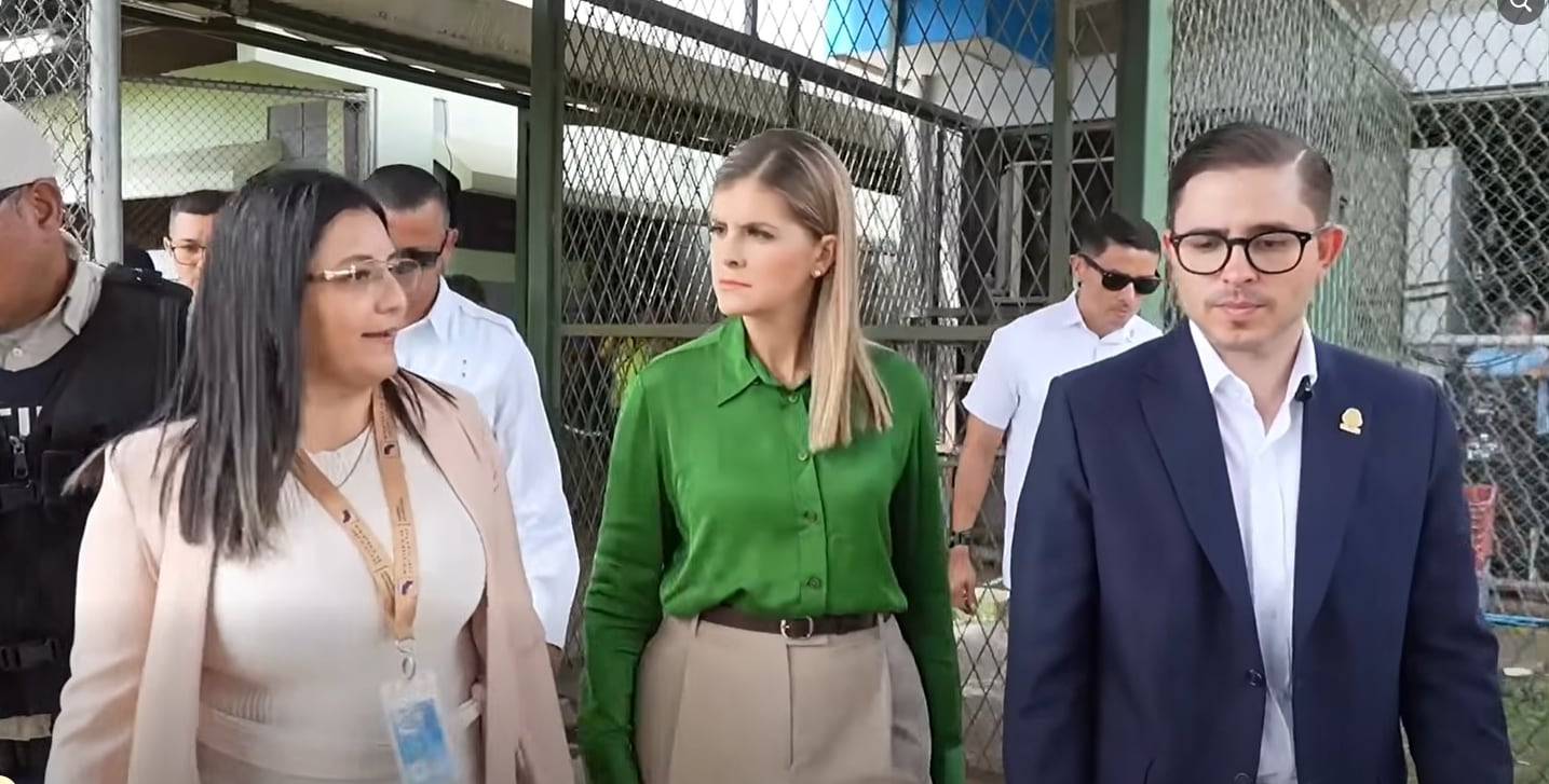 La presidenta de Costa Rica, Laura Fernández, visitó el Centro de Atención Institucional Vilma Curling Rivera para revisar las condiciones del penal y escuchar a mujeres privadas de libertad. (Captura de pantalla de video)