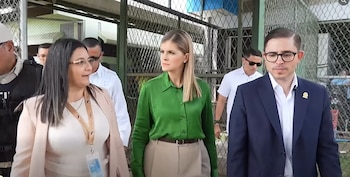 La presidenta de Costa Rica, Laura Fernández, visitó el Centro de Atención Institucional Vilma Curling Rivera para revisar las condiciones del penal y escuchar a mujeres privadas de libertad. (Captura de pantalla de video)