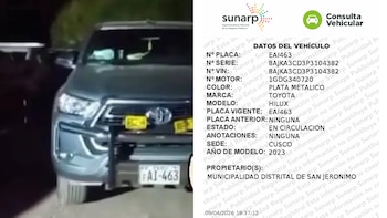 Una camioneta Toyota Hilux plateada, vista desde el frente, en la noche, junto a una captura de pantalla de los datos de registro vehicular de SUNARP