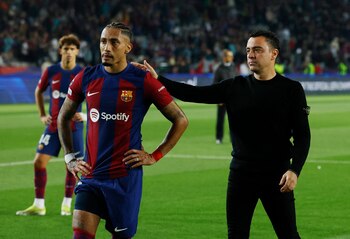 Xavi consuela a Raphinha tras