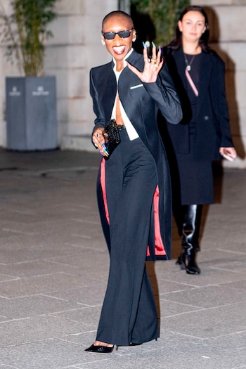 Cynthia Erivo lució un traje sastre negro de chaqueta corta junto a una camisa blanca abierta en el cuello (Grosby)