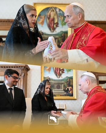 La presidente Laura Fernández entrega al papa León XIV una réplica de la Virgen de los Ángeles durante el tradicional intercambio de presentes en el Vaticano, en una ceremonia en la que participó el primer caballero, Jeffry Umaña.