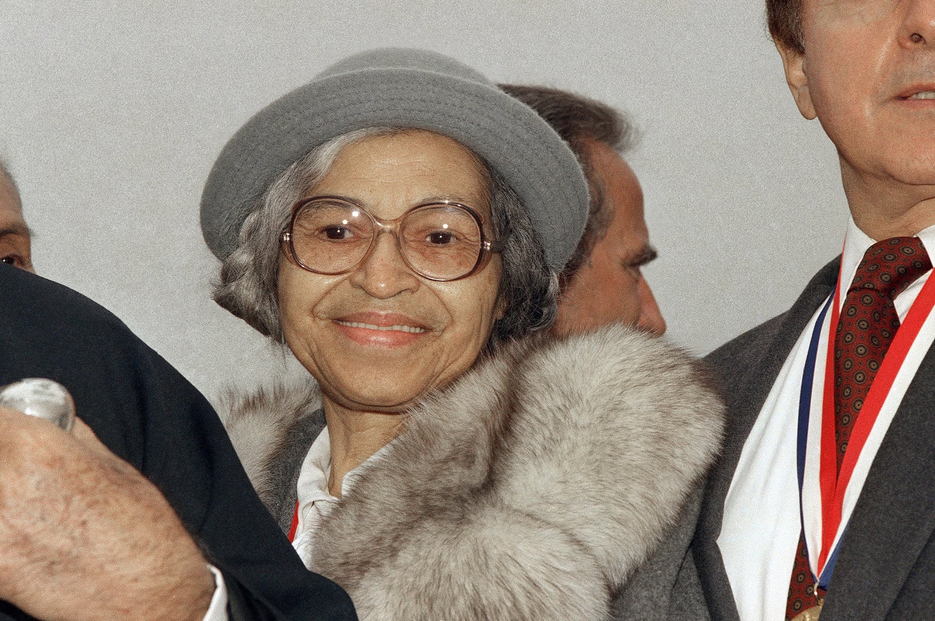 Rosa Parks en octubre de 1986. Se convirtió en la primera mujer de la historia de Estados Unidos en recibir honores fúnebres en la Rotonda del Capitolio (AP)