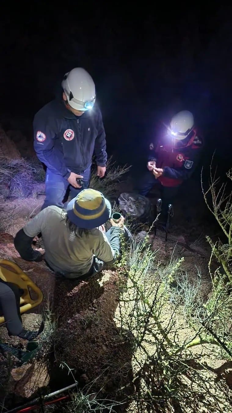 El operativo de rescate comenzó tras un aviso al Centro Estratégico de Operaciones de Luján de Cuyo, que alertó sobre una persona atrapada en la precordillera mendocina