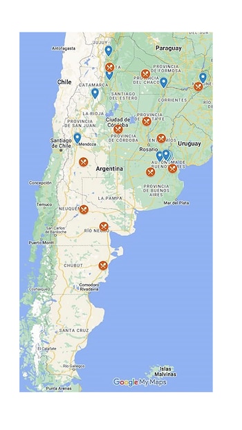 Los botones azules son los proveedores y los rojos los comedores.