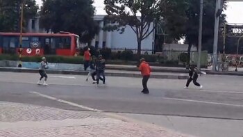 Violenta riña frente al portal