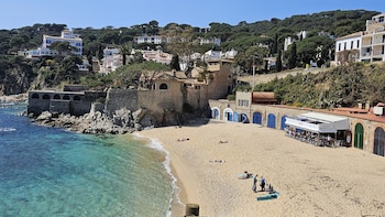 El chiringuito perfecto para despedir al verano está en un pintoresco pueblo de la Costa Brava: “Lleva sirviendo fresquísimo pescado y arroces desde los años 70”