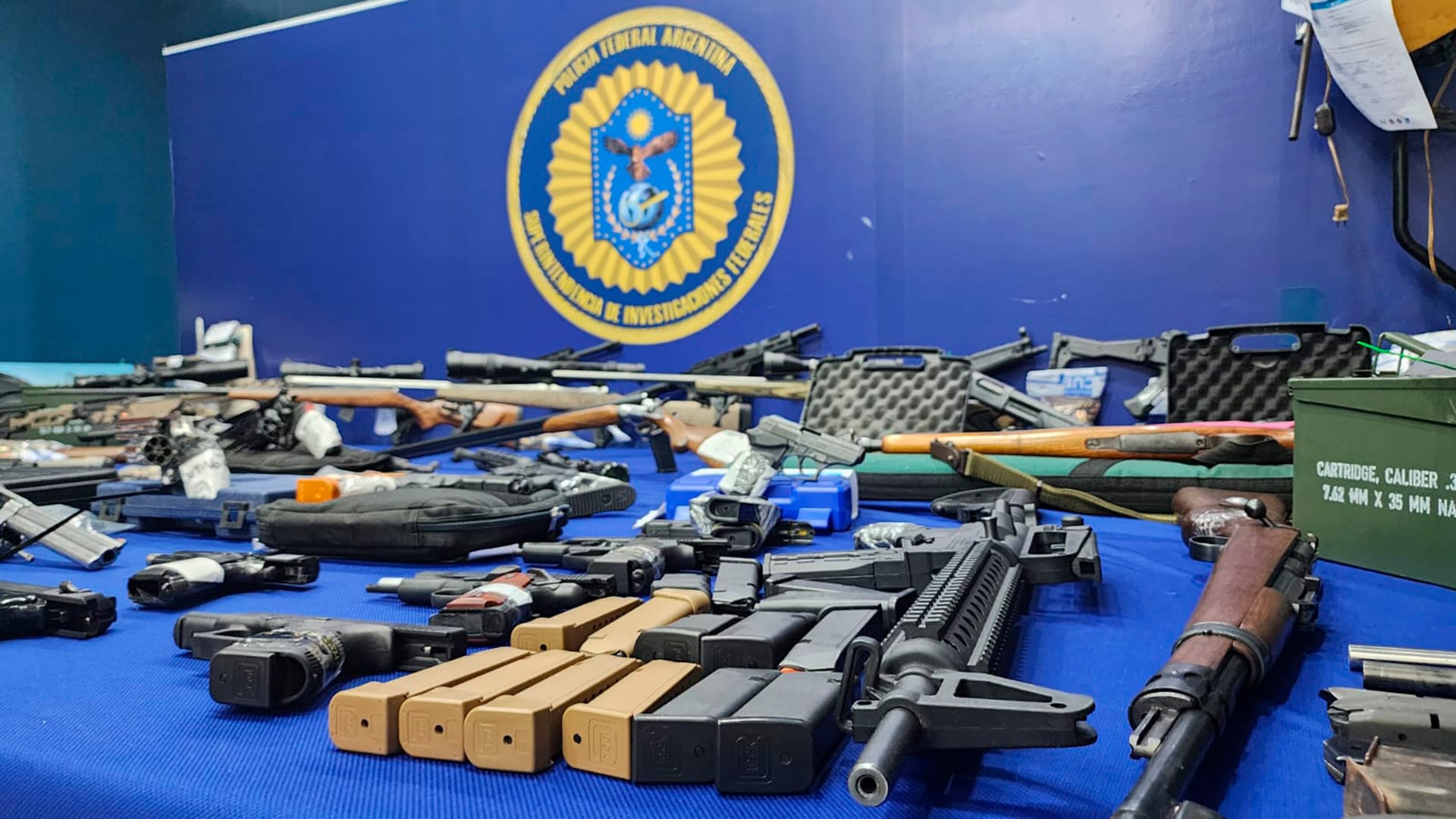 Una gran cantidad de armas de fuego y municiones incautadas por la Policía Federal Argentina, vinculadas a la investigación de la causa de armas perdidas que incluye un audio clave.