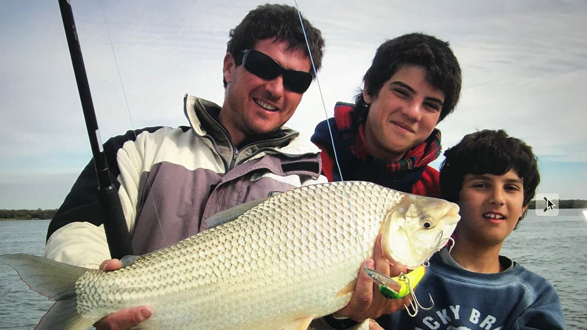 Renzo, el menor, y Caio con uno de sus tíos maternos que les enseñó a pescar le ensañaron a pescar. Desde ese domingo de 2009, Renzo no volvió a pescar nunca más