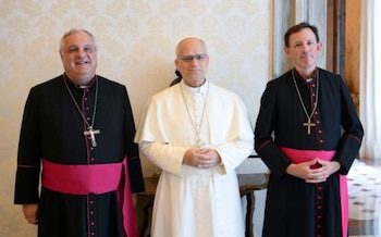 El presidente de la Conferencia Episcopal, arzobispo Marcelo Colombo, el papa León XIV, y el vicepresidente de la CEA, monseñor Raúl Pizarro