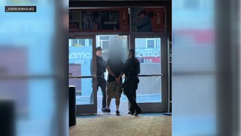 La Policía de Burbank detuvo a Matthew Ware, acusado de rociar gas pimienta durante una función en el cine AMC Burbank 16 de California (Captura de video)