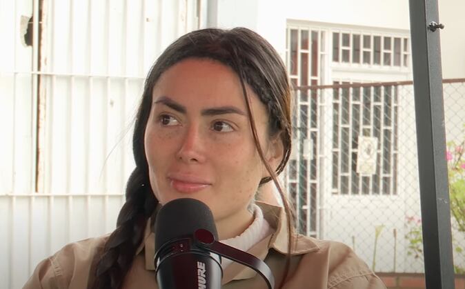 Laura González, nueva participante de La Casa de los Famosos Colombia, recibió instrucciones de la producción para no mencionar el arresto de Epa Colombia a Yina Calderón - crédito Más allá del silencio con Rafael Poveda/YouTube