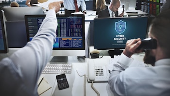 El Cyber Resilience Act obliga desde este viernes a notificar ciberataques: así es el papel de las empresas