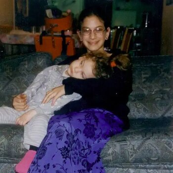 Malki con su hermana menor