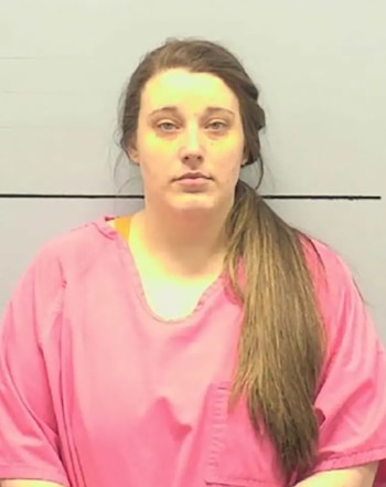 Fotografía policial de una mujer joven, Jessica Patrick Finley, con cabello castaño largo, luciendo una camiseta rosa y mirando al frente