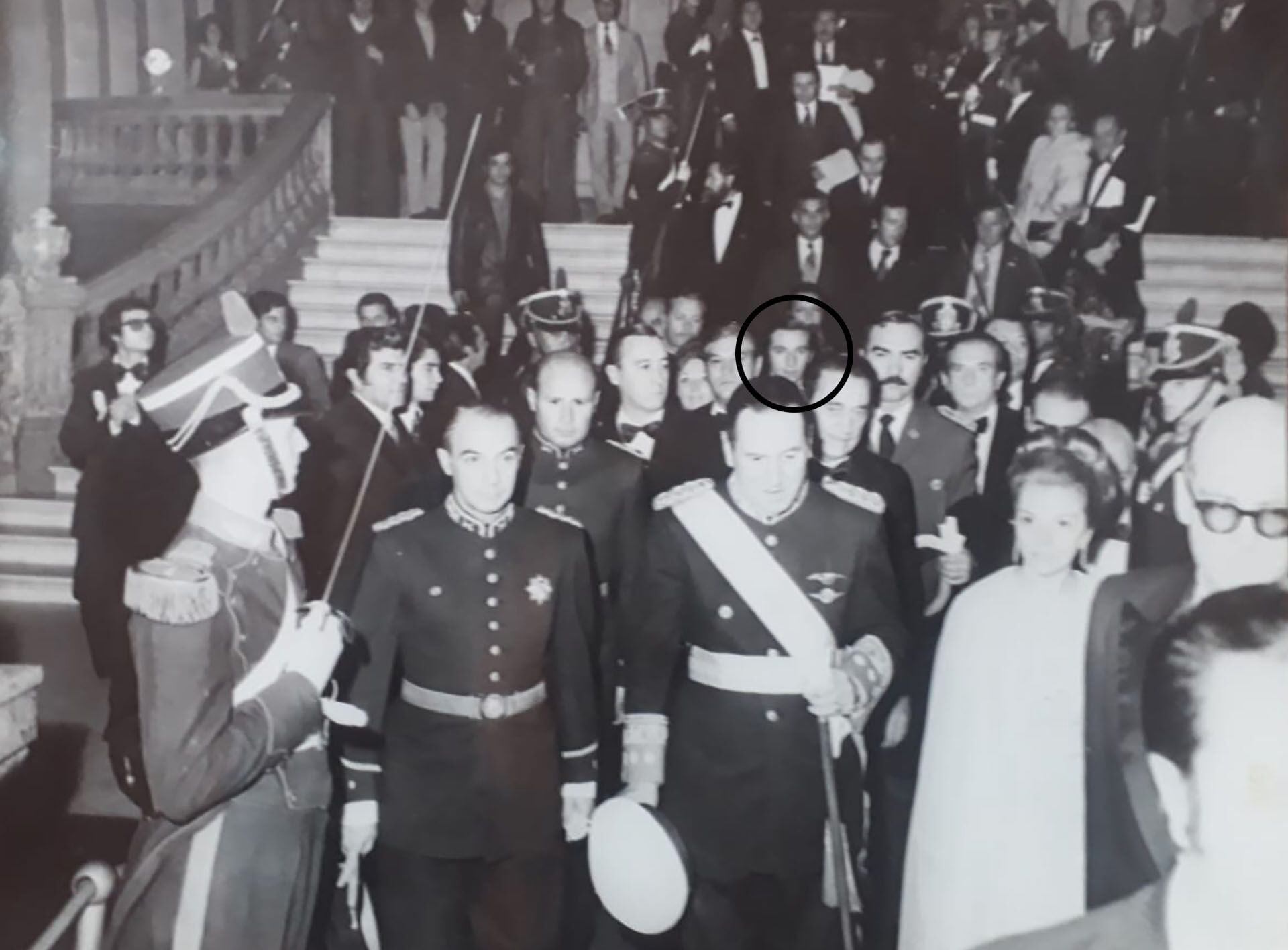 Carlos Garbelino, en el círculo negro, a espaldas del general Perón en la asunción presidencial, en el teatro Colón
