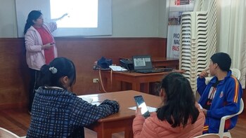 Combina su labor docente con