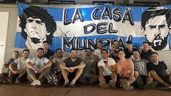 Veinte amigos alquilaron una casa para vivir juntos el Mundial: home office y visitas familiares