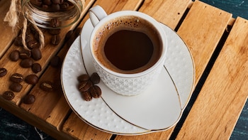 El consumo de más de una taza de café diaria puede mejorar las funciones mentales en personas con Parkinson