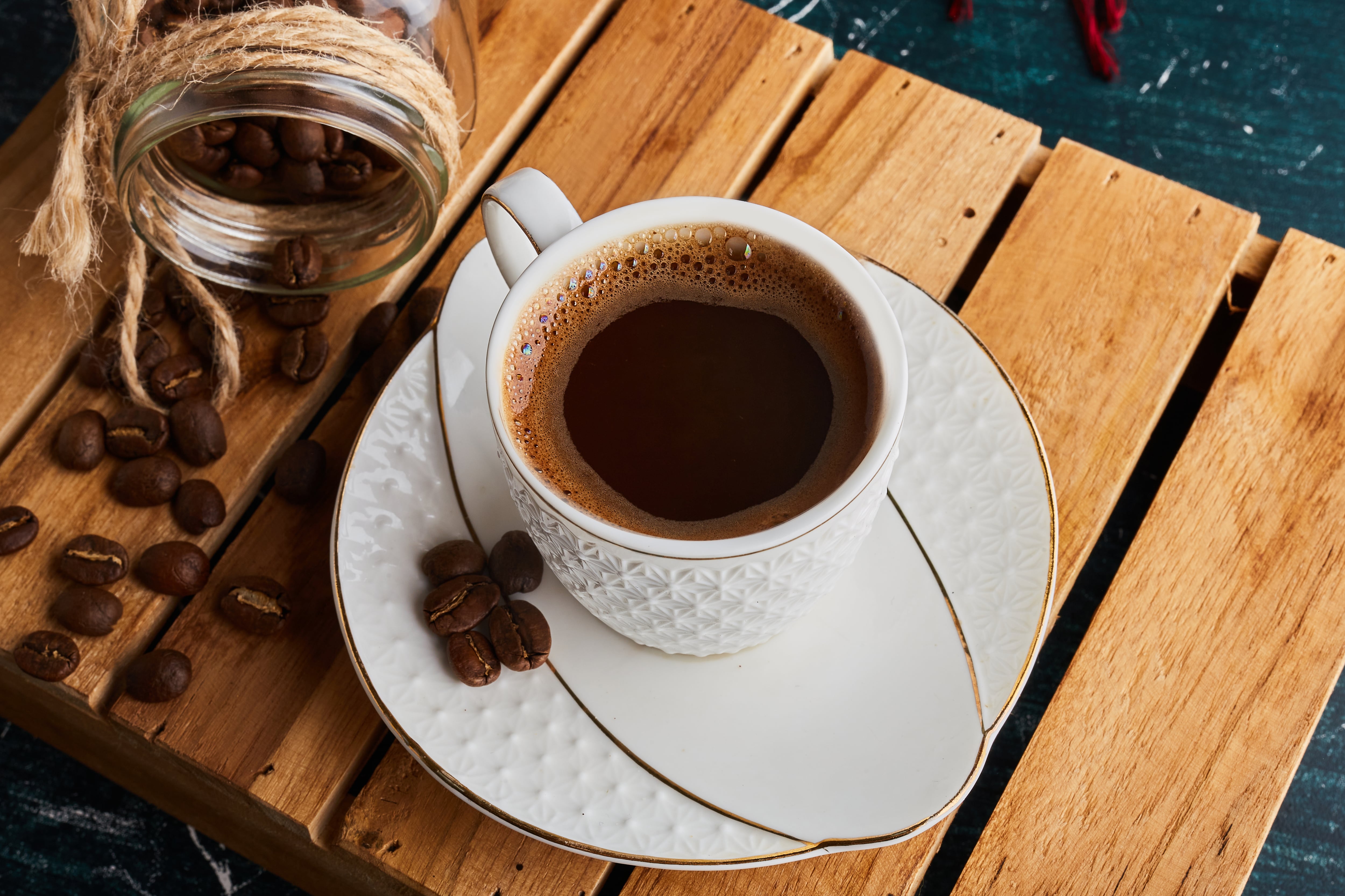 La investigación, publicada en Parkinsonism and Related Disorders, examinó los efectos del café y el tabaco sobre la cognición en 149 pacientes./ Freepik