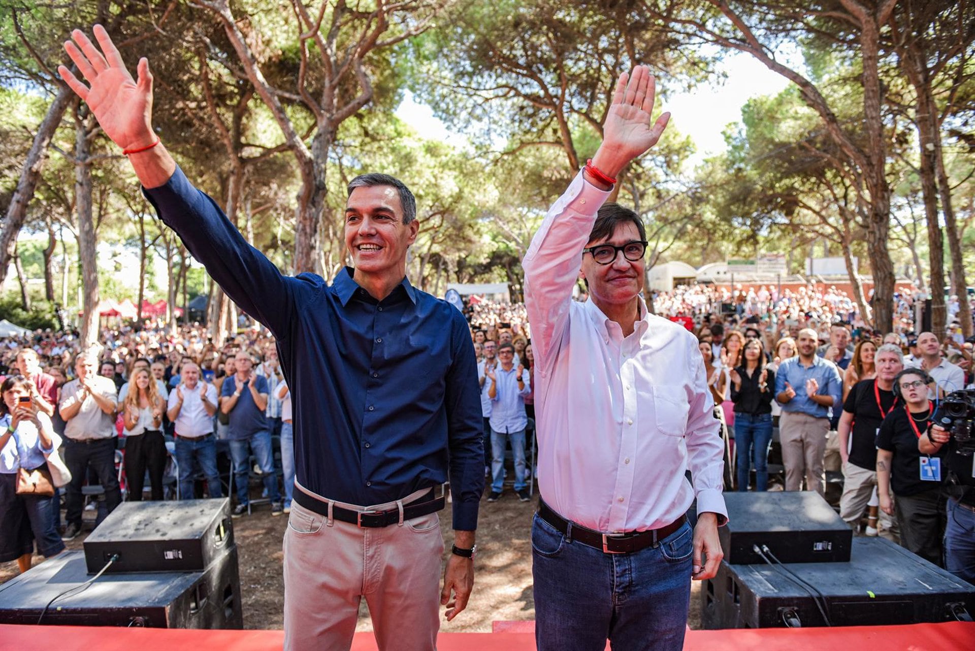 20/09/2026 (I-D) El presidente del Gobierno, Pedro Sánchez, y el presidente de la Generalitat de Catalunya, Salvador Illa, durante la celebración de la Fiesta de la Rosa del PSC, a 20 de septiembre de 2026, en Gavà, Barcelona, Catalunya (España). Sánchez retoma así su agenda de actos de partido en el nuevo curso político tras el parón veraniego y con la crisis de Ceuta todavía sin cerrar, casi dos meses después de la entrada masiva de cerca de 80.000 personas de manera irregular, de los que miles aún continúan en la ciudad autónoma.POLITICA Alberto Paredes - Europa Press