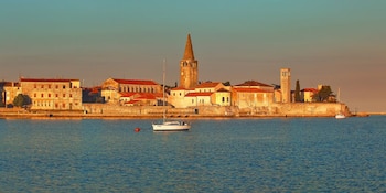La ciudad conserva un trazado urbano romano de más de 2.000 años en la península de Istria (Wikimedia Commons)