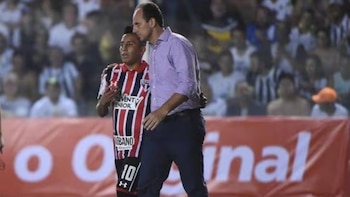 Cueva fue el '10' de Ceni en Sao Paulo. - Crédito: AFP