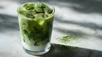 Matcha latte helado, té verde matcha, bebida fría, leche, bebida japonesa, presentación moderna. - (Imagen Ilustrativa Infobae)