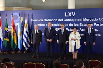 Los cancilleres de los países del Mercosur Mauro Vieira (Brasil), Gerardo Werthein (Argentina), Omar Paganini (Uruguay), Celinda Sosa Lunda (Bolivia) y Ruben Ramírez Lezcano (Paraguay), ayer en el comienzo de la Cumbre en Montevideo. REUTERS/Martin Varela Umpierrez