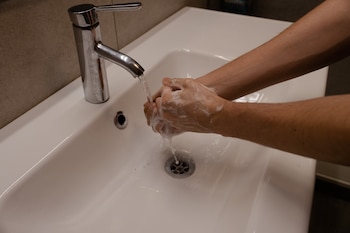 Lavarse las manos (AdobeStock)