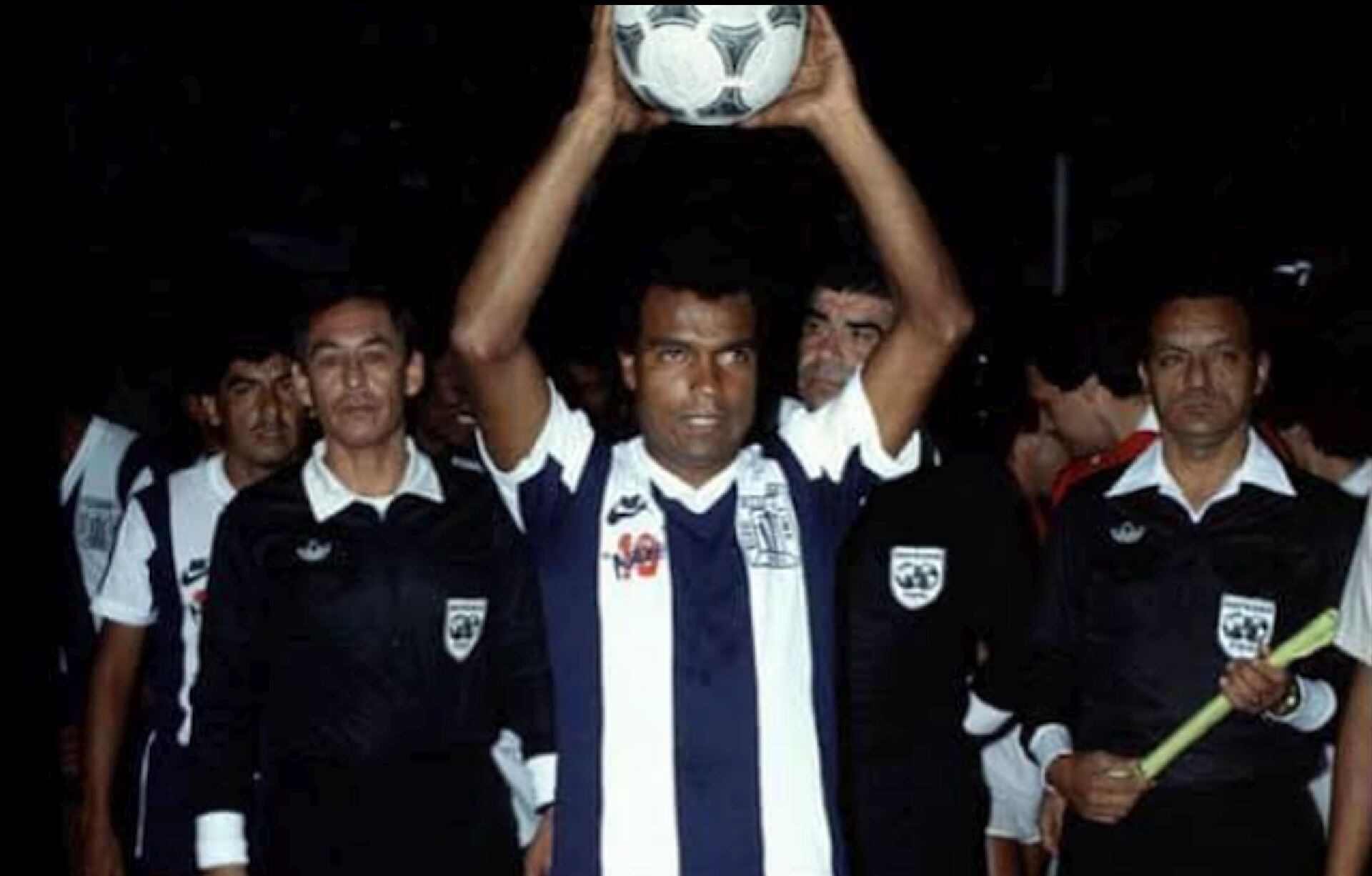 Teófilo Cubillas, ídolo eterno de la blanquiazul y de Perú, se retiró del fútbol profesional un 16 de abril, con el aplauso de todo un país agradecido. (Andina)