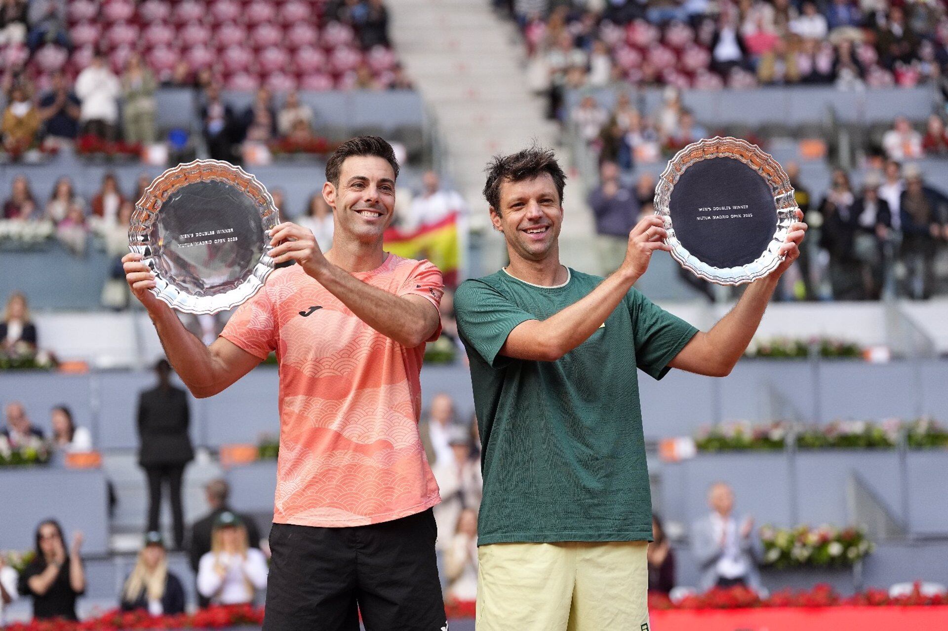 Marcel Granollers y Horacio Zeballos exhiben sus trofeos conquistados en el Madrid Open de este año (Foto: OSCAR J. BARROSO / AFP7 / EUROPA PRESS)