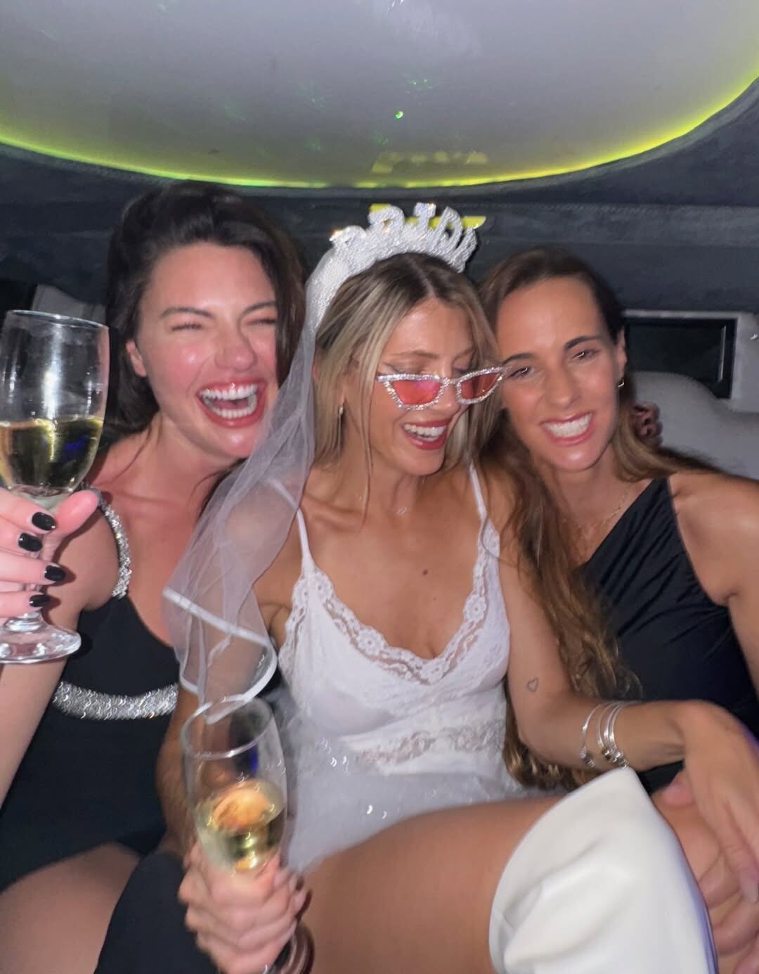 La fiesta contó con un hotel especialmente decorado, disfraces y un vestido de novia elegido para la ocasión