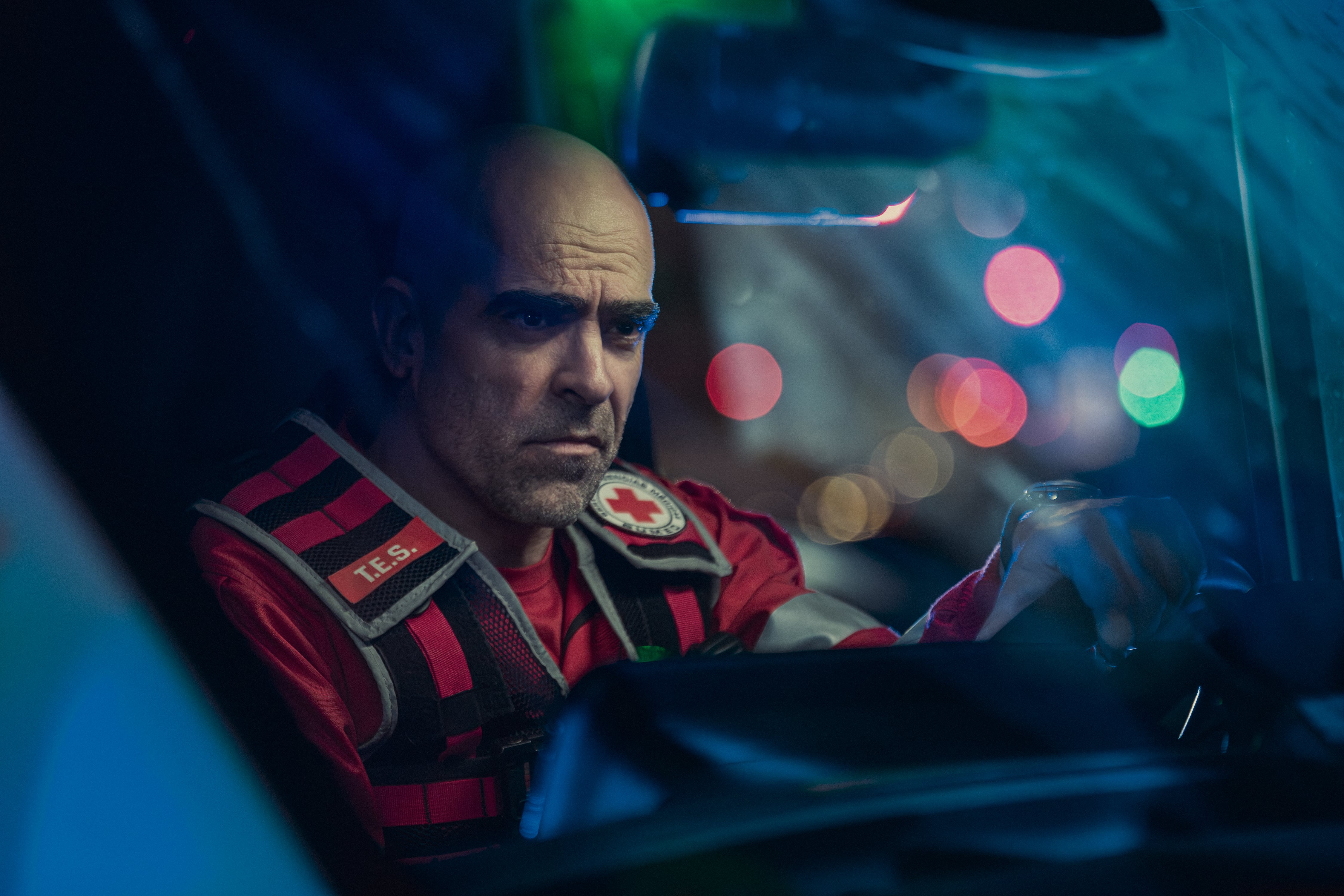 Salvador cuestiona los límites morales y personales al confrontar la responsabilidad individual y social frente al aumento de la violencia política y familiar. (Netflix)