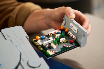 El diorama de Gran Turismo incorpora una pista en miniatura y vehículos que remiten a una franquicia histórica de PlayStation y Sony.