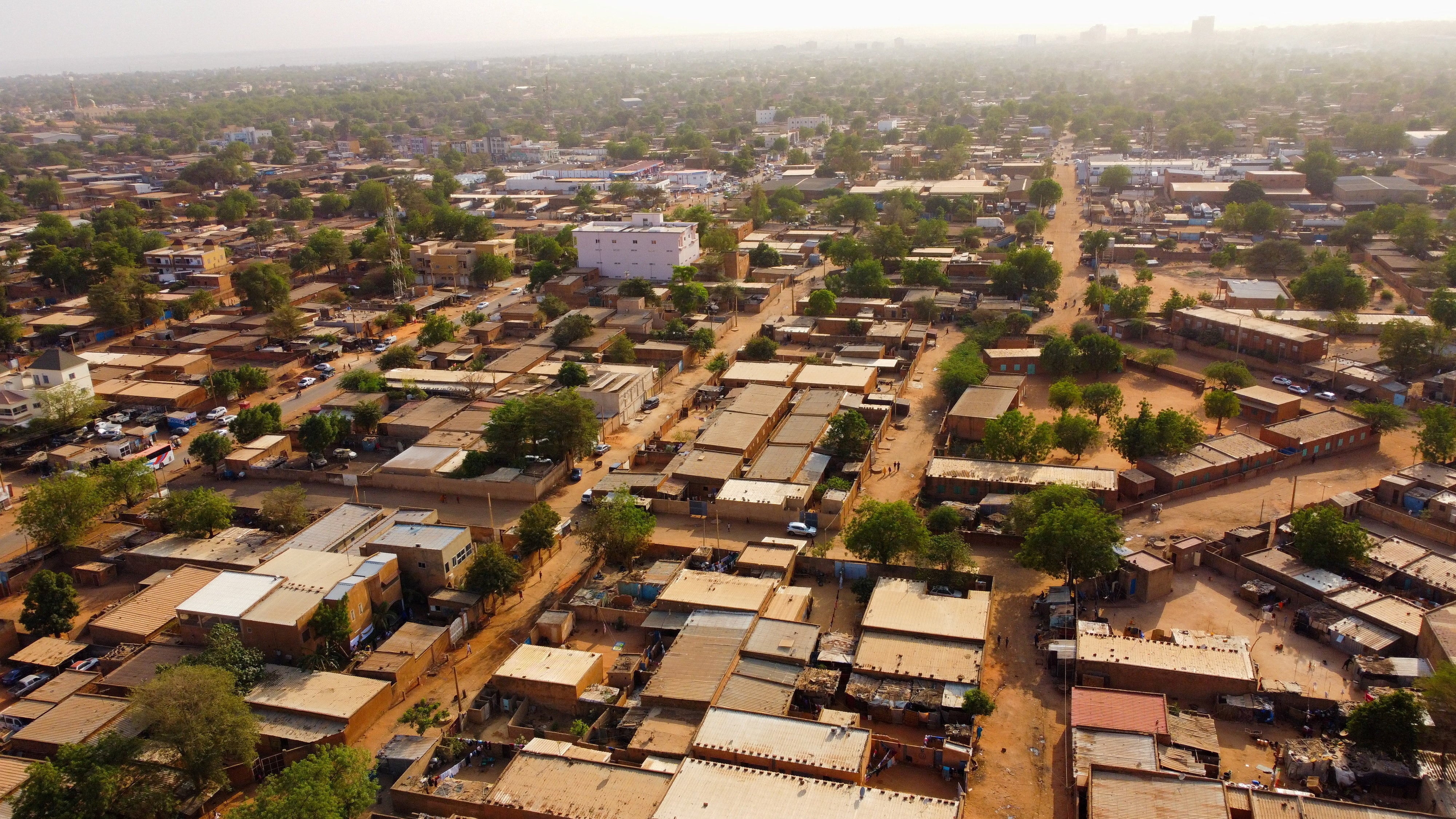 Una imagen tomada desde un dron muestra un barrio residencial tras el atentado contra el aeropuerto internacional de Niamey (REUTERS/Mahamadou Hamidou)