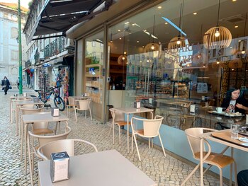 Una persona desayuna en un