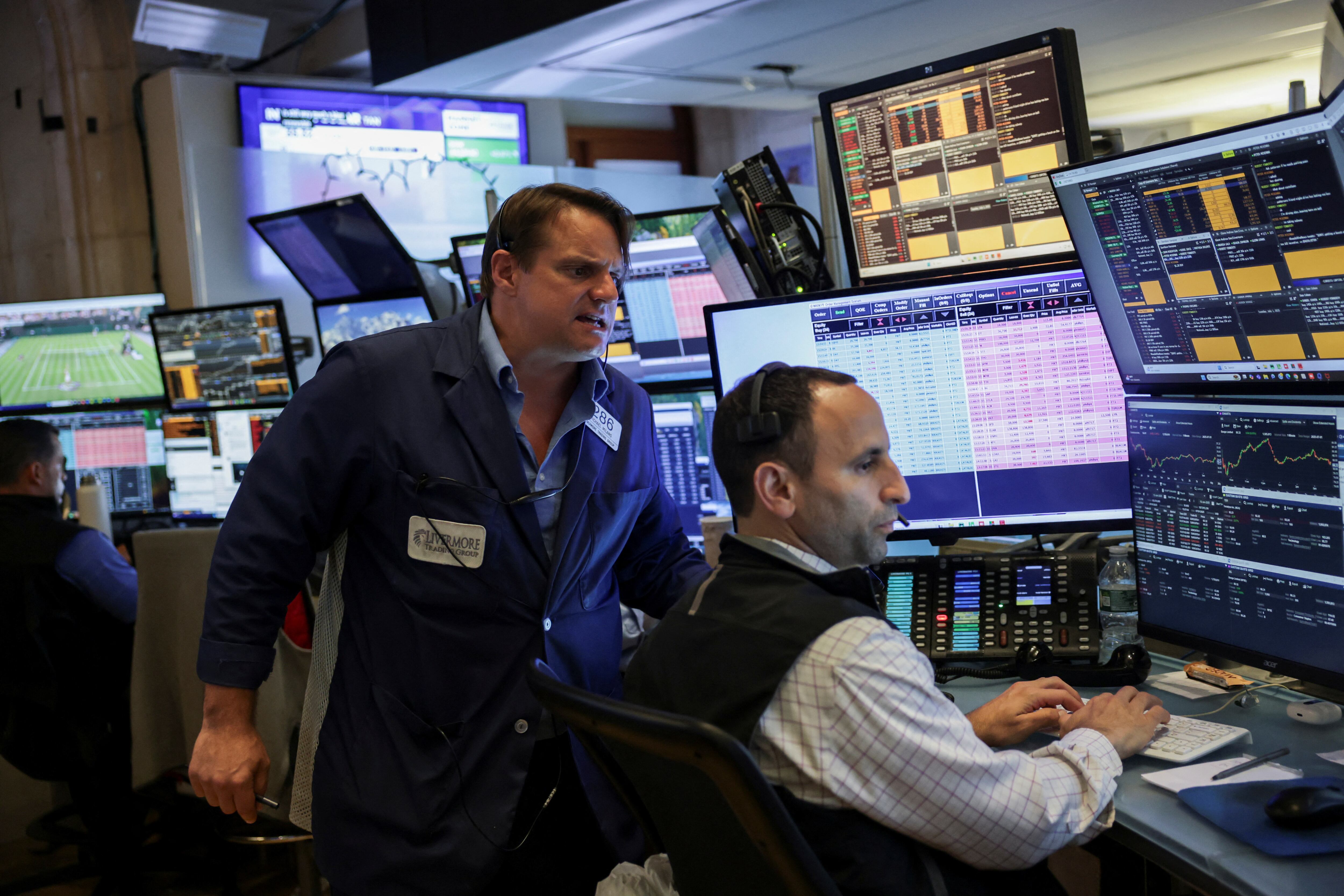 Operadores trabajan en la Bolsa de Nueva York. REUTERS/Jeenah Moon