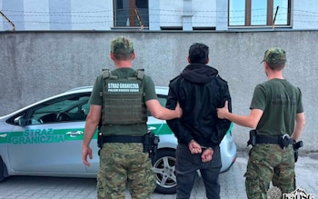 La expulsión de un ciudadano colombiano de 34 años de Polonia fue consecuencia de haber realizado el saludo nazi durante una visita a Auschwitz-Birkenau - crédito Policía de Małopolskiej