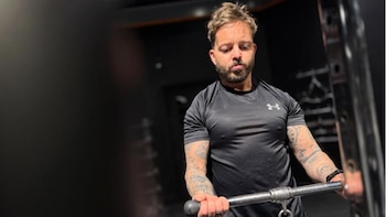 Creyó que su cansancio era por estrés y le diagnosticaron un tumor cerebral a los 33 años: su camino de recuperación