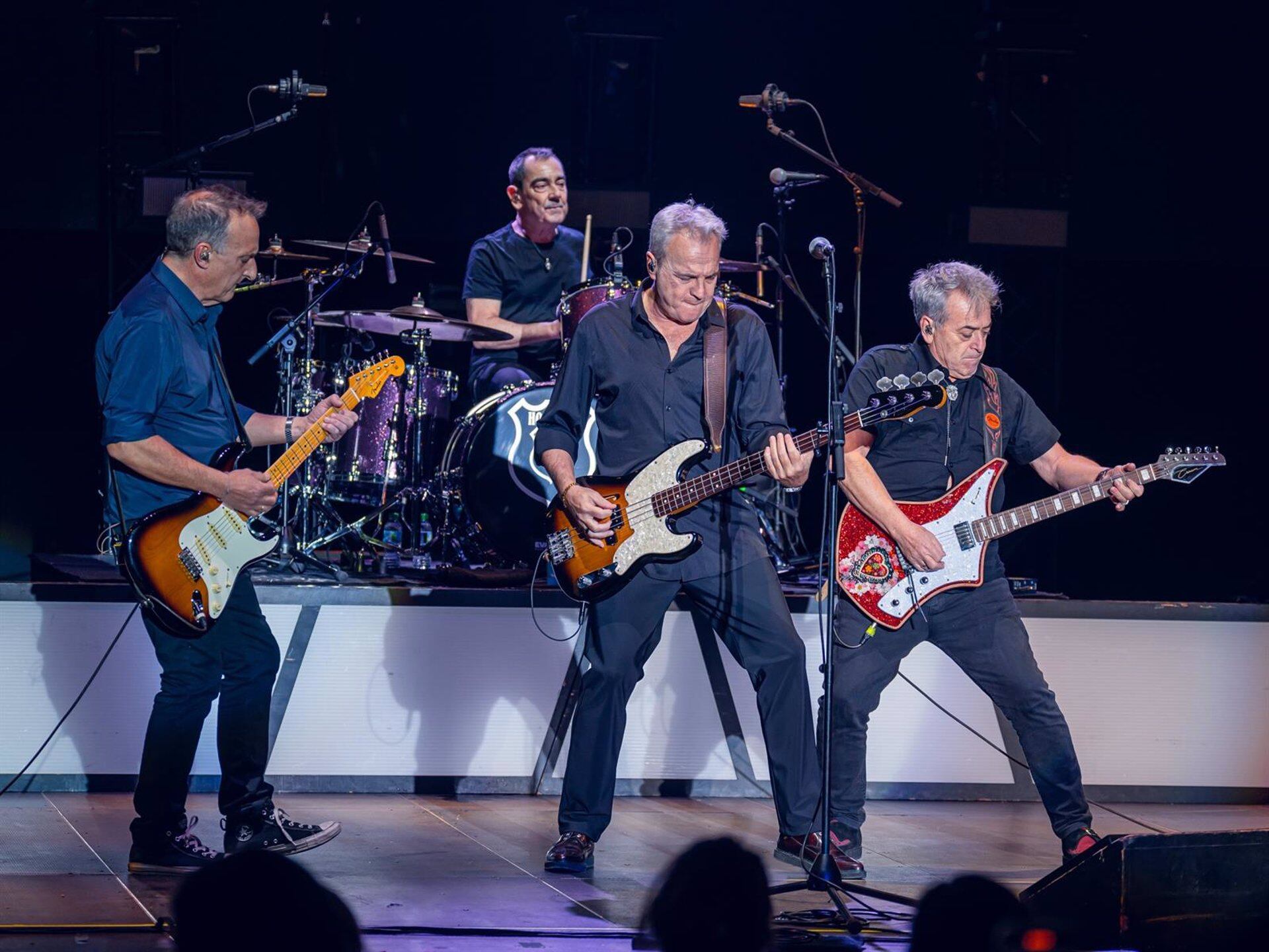 Hombres G y Juan Magan reciben el 2025 por todo lo alto en Starlite Christmas. (STARLITE CHRISTMAS)